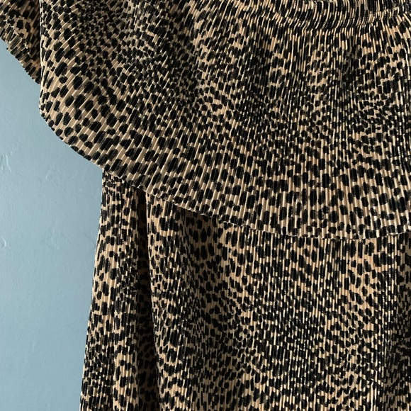 A.n.a Off Shoulder Cheetah Print Top - like new! - Picture 2 of 7